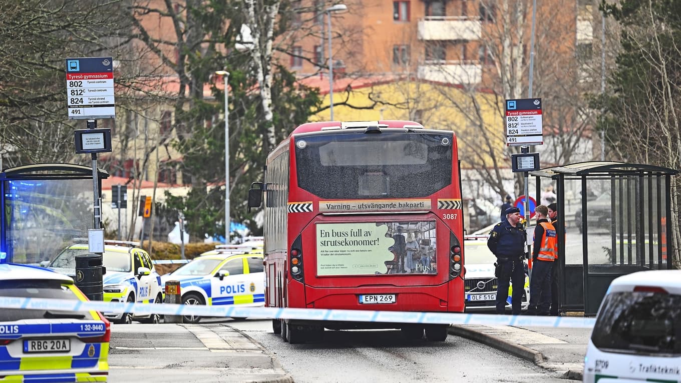 En ung pojke sköts till döds på bussen i Tyresö söder om Stockholm. Foto: Henrik Montgomery/TT