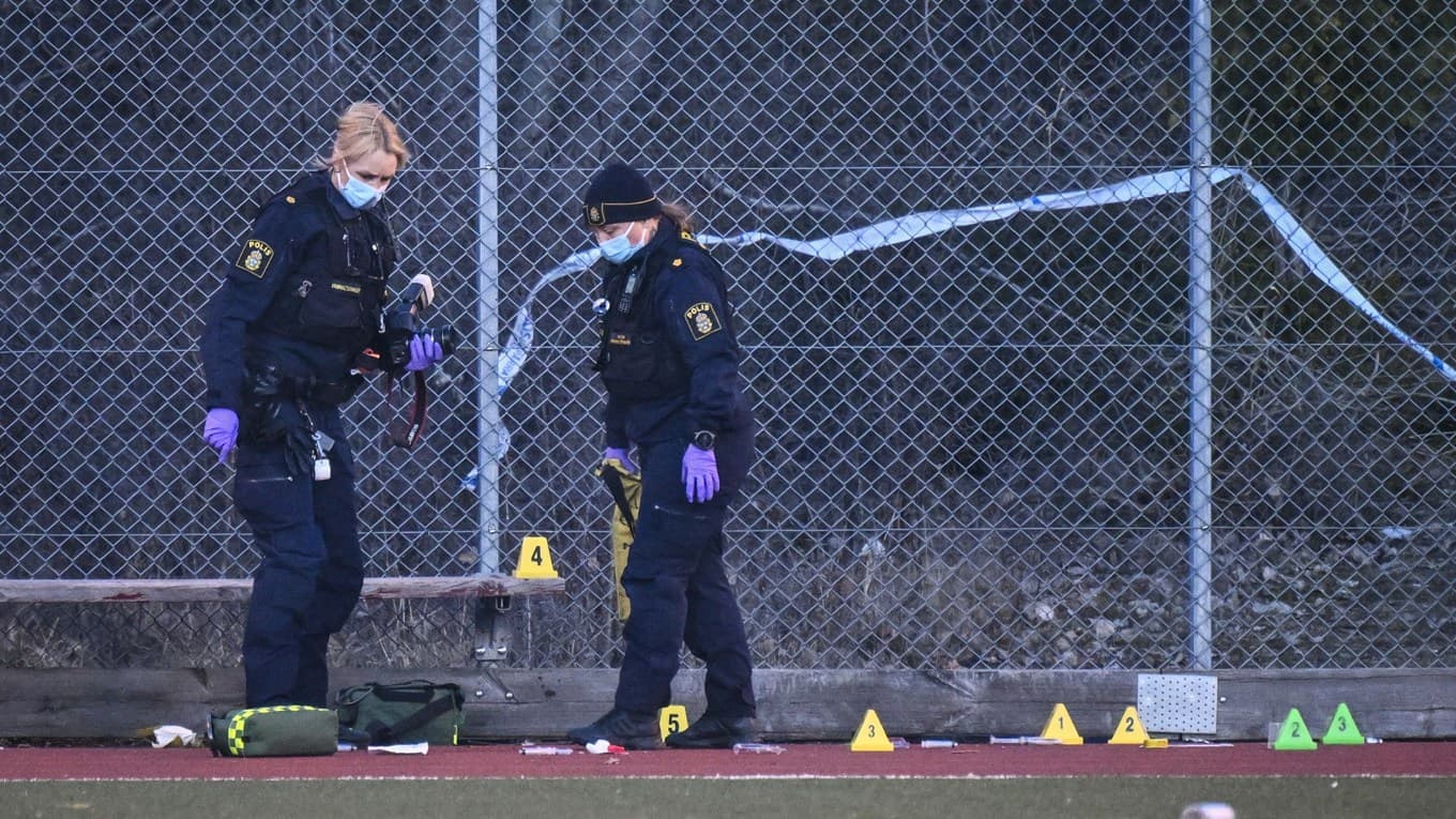 En ung pojke sköts till döds invid fotbollsplanen i Vårby gård i Huddinge, söder om Stockholm. En 15-årig flicka är misstänkt för dådet och även för mordet i Rosengård. Foto: Jessica Gow/TT