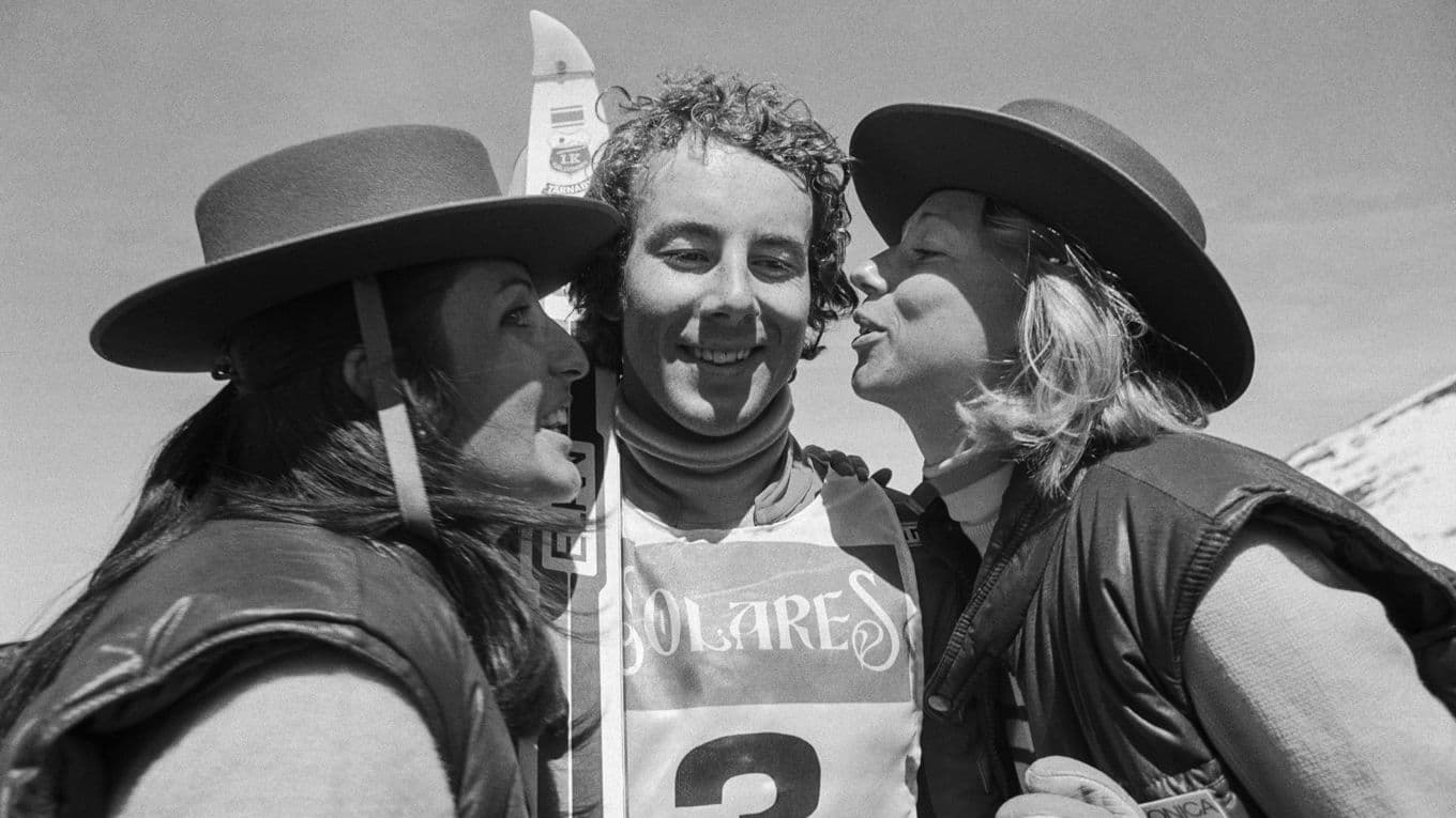 En omsvärmad Ingemar Stenmark i Spanien den 25 mars 1977 efter ännu en av de sam­manlagt 86 världscuptävlingar i slalom och storslalom där han stod högst upp på prispallen. Foto: AFP via Getty Images