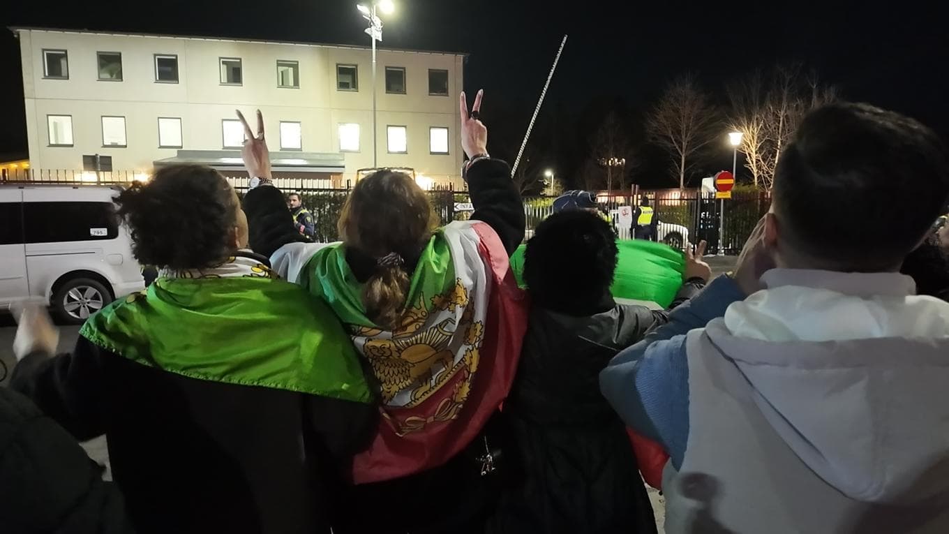 Exiliranska demonstranter utan för Imam Ali Islamic Center i Järfälla på tisdagskvällen. Foto: Roger Sahlström