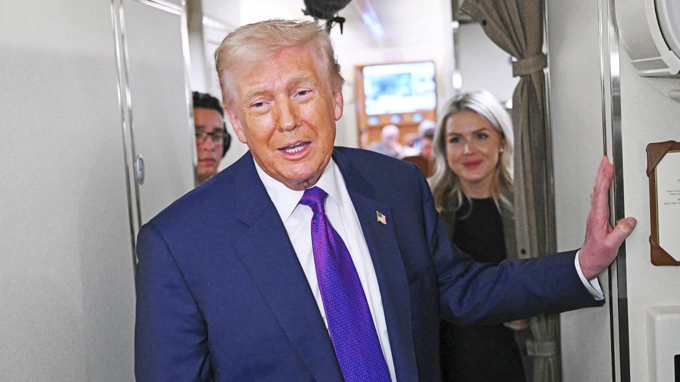 Donald Trump hann knappt ombord på presidentflygplanet Air Force One den 19 februari innan en reporter frågade om utomjordingar. Foto: Saul Loeb/AFP/Getty Images