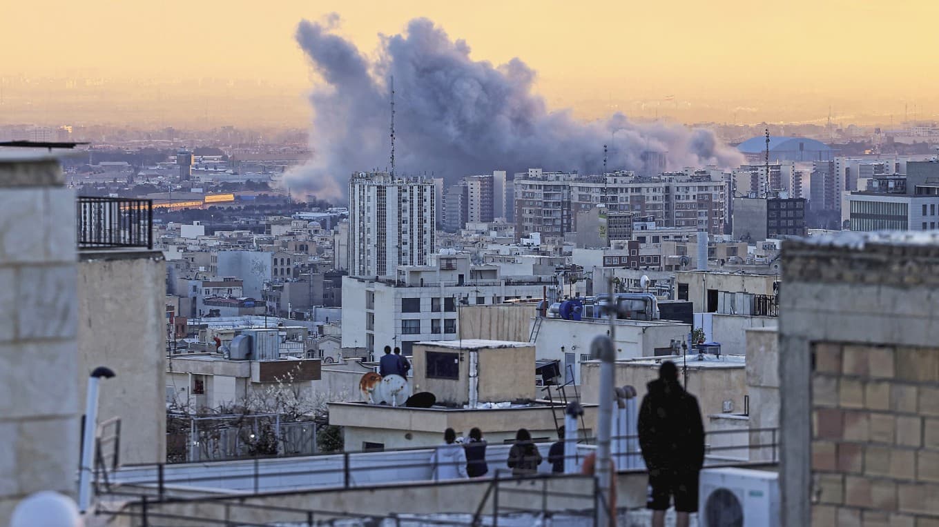 Röken stiger över Teheran efter en attack den 3 mars. USA:s och Israels angrepp tog Kina på sängen, enligt kinesiska insiders. Foto: Atta Kenare/AFP via Getty Images