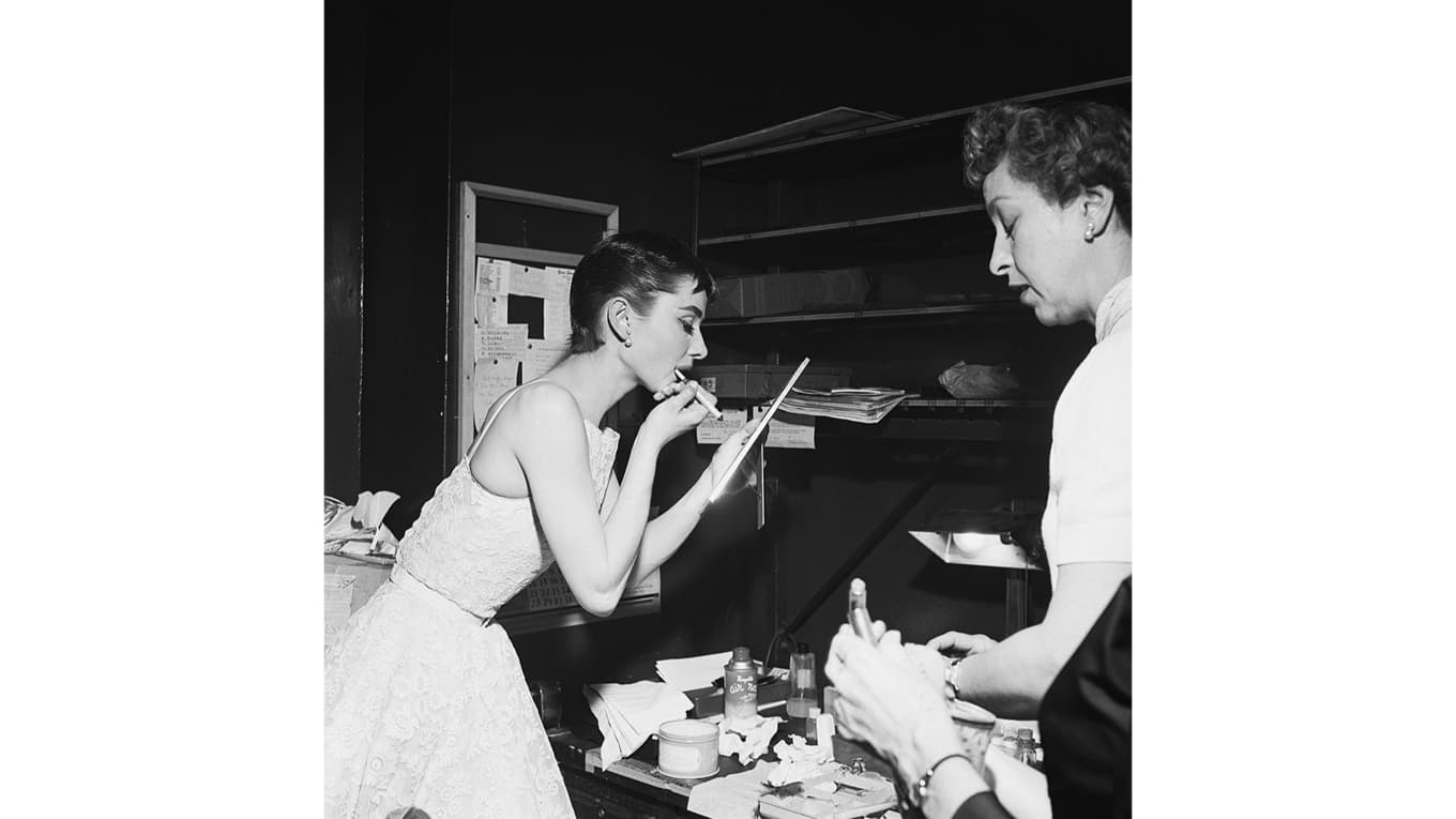 Audrey Hepburn ses här under 1954 års Oscarsgala – eller som man säger 
i USA, Academy Awards. Det är dags att börja planera inför Oscarsgalan, som går nattetid mellan den 15 och 16 mars. Sen till jobbet? 
Åberopa den akademiska kvarten! Foto: AP/TT BILD