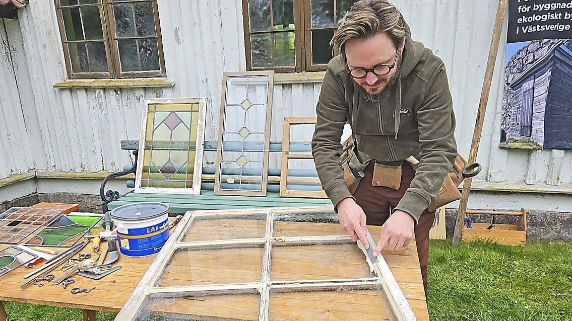 Hantverkaren Robert Beckman visar hur man renoverar ett originalfönster på ett traditionellt sätt med ett giftfritt och naturligt kitt. Foto: Jenny Ljungkvist