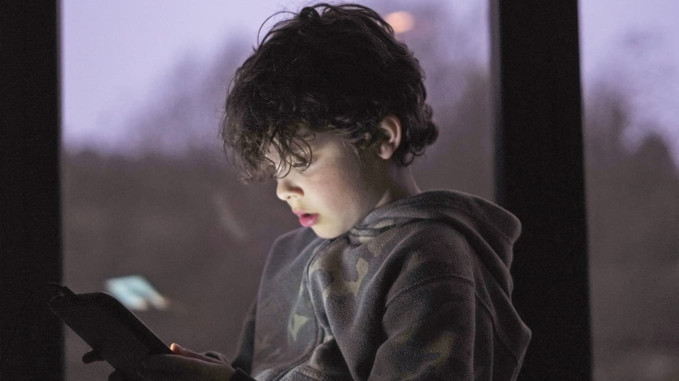 Nästan 6 av 10 ungdomar lägger sig efter klockan 23.00, mot 1 av 6 på 1980-talet. Foto: Carlos Jasso/AFP