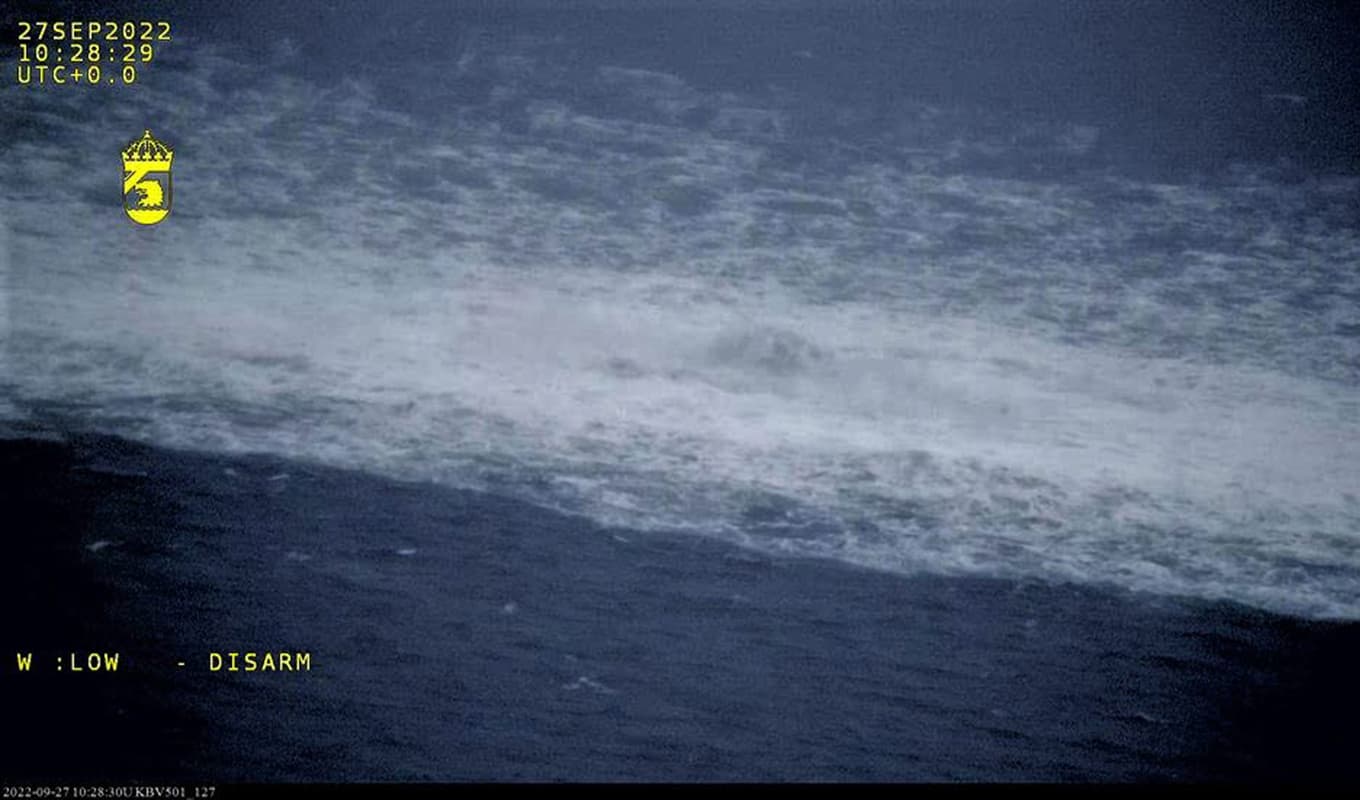 På bilden syns en gasläcka från Nord Stream 2 i Östersjön den 27 september 2022. Foto: Sveriges kustbevakning via Getty Images