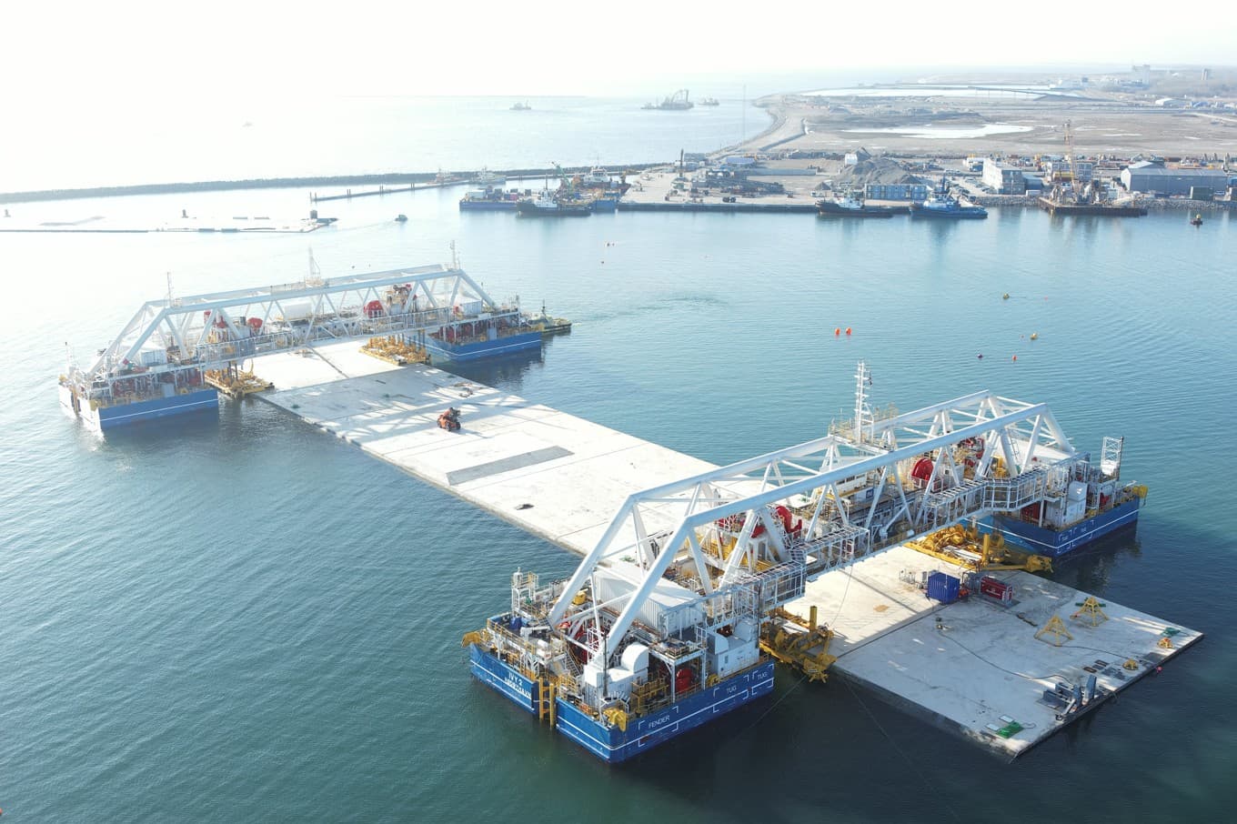 Bärfartygen Ivy 1 och 2 ska i varsin ände hålla tunnelelementen när de körs ut för nedsänkning i Fehmarn bält. Foto: Sund & Bælt via TT