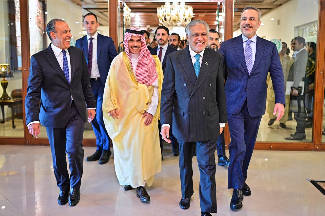 Egyptens utrikesminister Badr Abdelatty (längst till vänster), Saudiarabiens utrikesminister prins Faisal bin Farhan Al-Saud, Pakistans utrikesminister Ishaq Dar and Turkiets utrikesminister Hakan Fidan i första ledet. Bilden kommer från Pakistans utrikesdepartement och togs den 29 mars. Foto: Pakistans utrikesdepartement via AP/TT