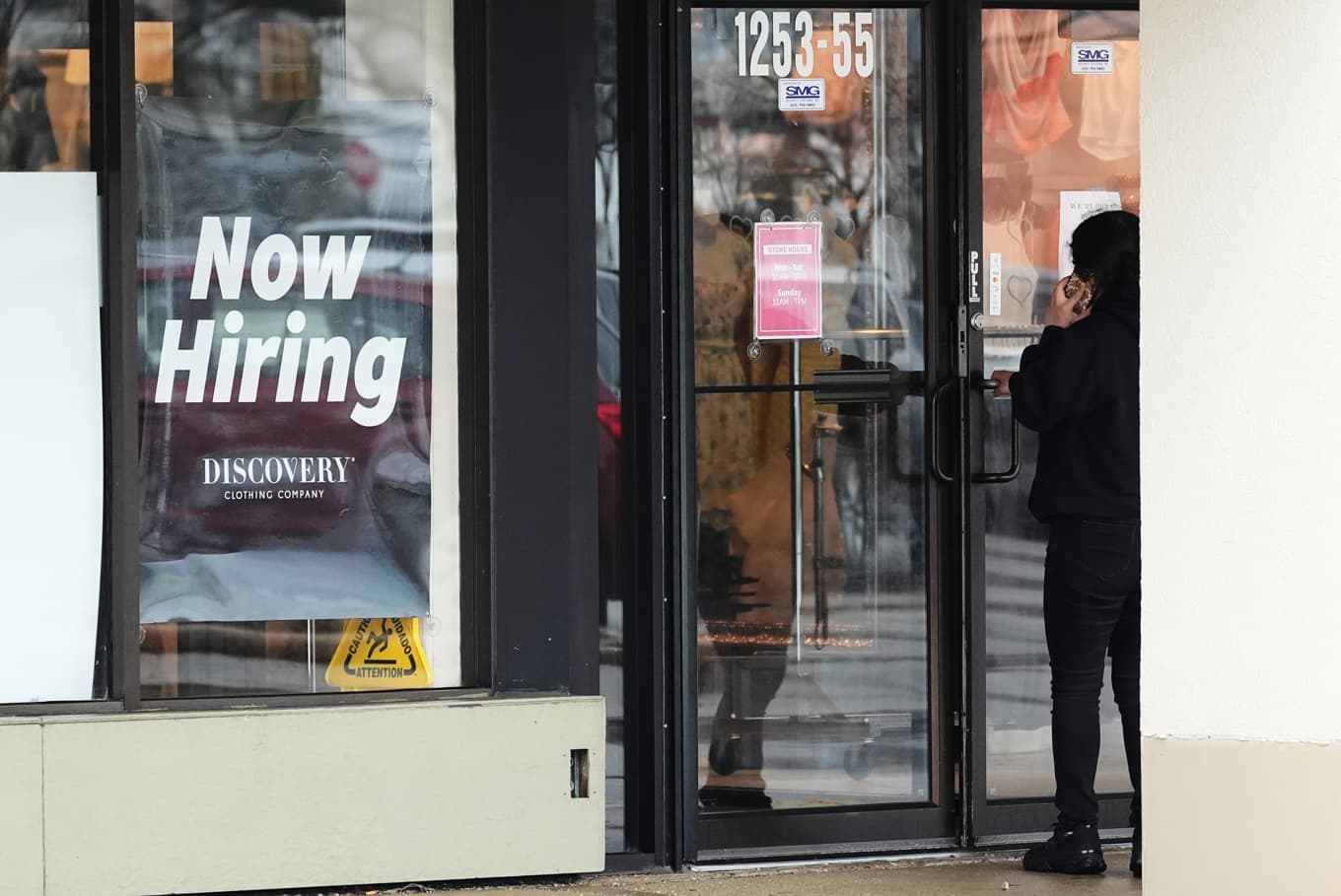 Annonsering om lediga arbetstillfällen i Arlington i delstaten Illinois i USA på torsdagen. Foto: Nam Y Huh /AP/TT