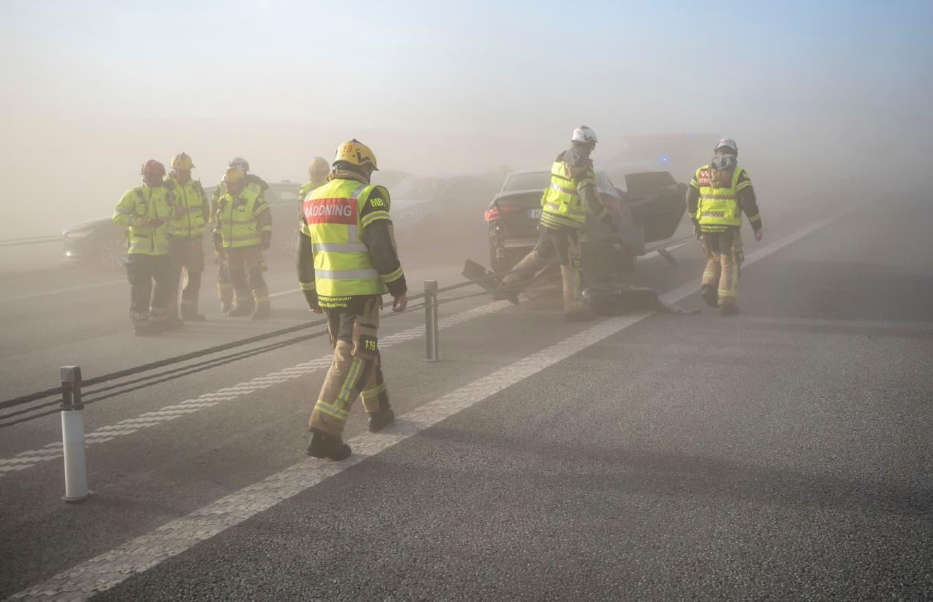 Räddningstjänsten på plats vid en masskrock på E22 i Sölvesborg då stormen Dave fortsatte härja på annandag påsk. Det blåste in sand från fälten på E22 och orsakade dålig sikt. Foto: Johan Nilsson/TT