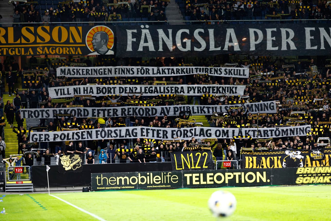 Banderollen (delar av den i överkant) var en del av en större supporterprotest mot polisens maskeringsförbud under matchen AIK–Brommapojkarna i september 2025. Arkivbild. Foto: Stefan Jerrevång/TT