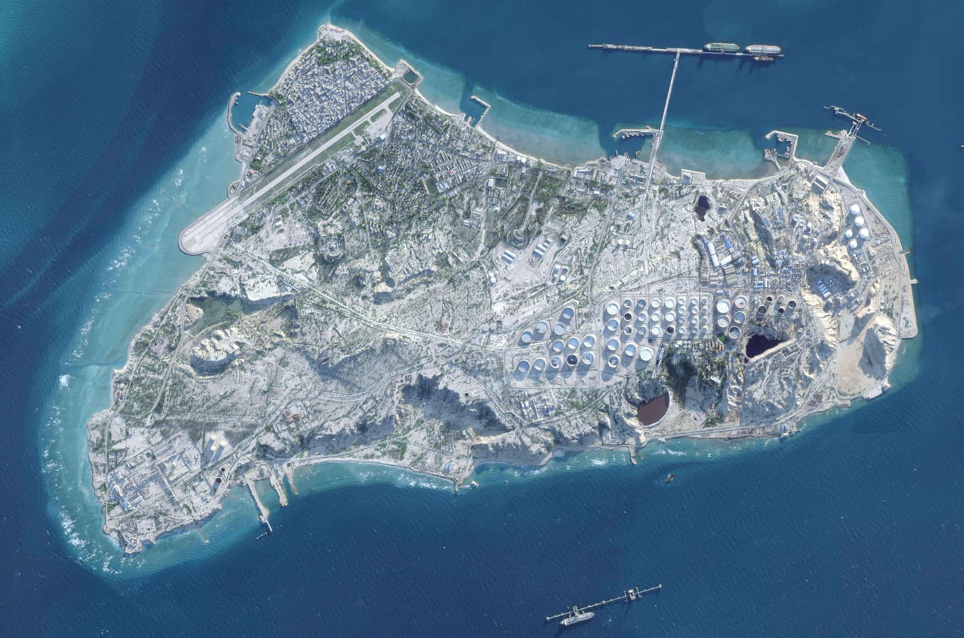 Den iranska ön Kharg, fotograferad från en satellit den 26 februari i år. Foto: Planet Labs PBC via AP/TT