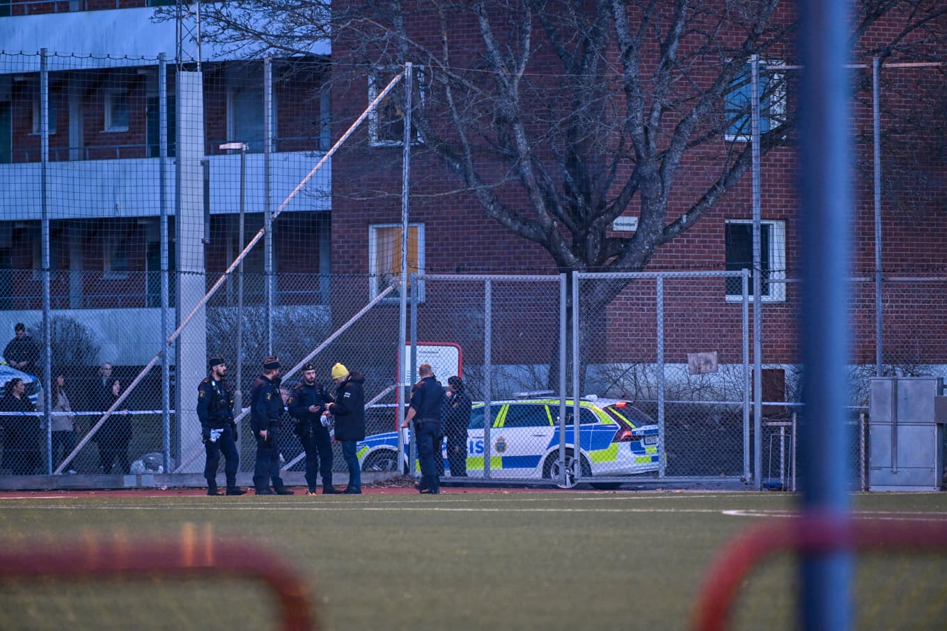Skjutningen vid Vårbyparkens fotbollsplan i Vårby Gård söder om Stockholm ägde rum den 23 mars. Foto: Jessica Gow/TT