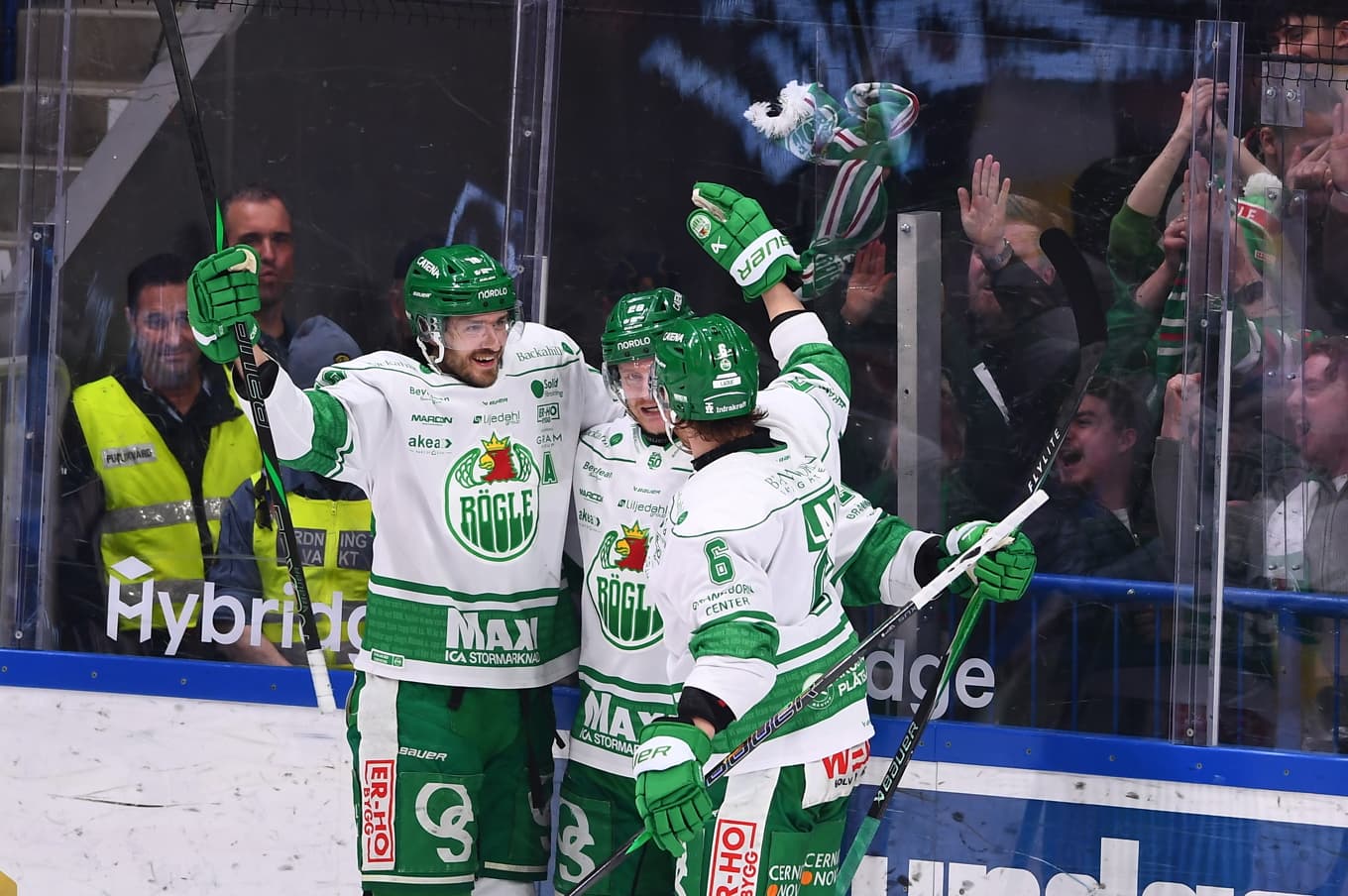 Rögles Anton Bengtsson (mitten) jublar efter att ha satt 4–3 för Rögle borta mot Växjö i den första SM-semifinalen. Foto: Patric Söderström/TT