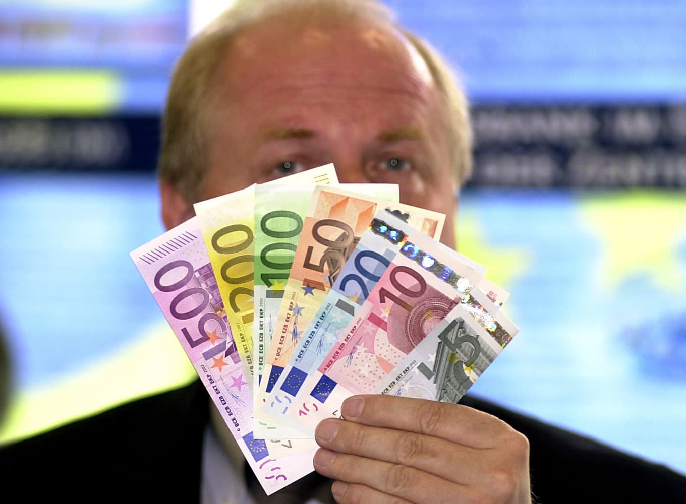 De första eurosedlarna visas upp av en tysk bankchef inför starten 2002. Nu ska sedlarna få nya motiv. Arkivbild. Foto: Frank Hormann/AP/TT