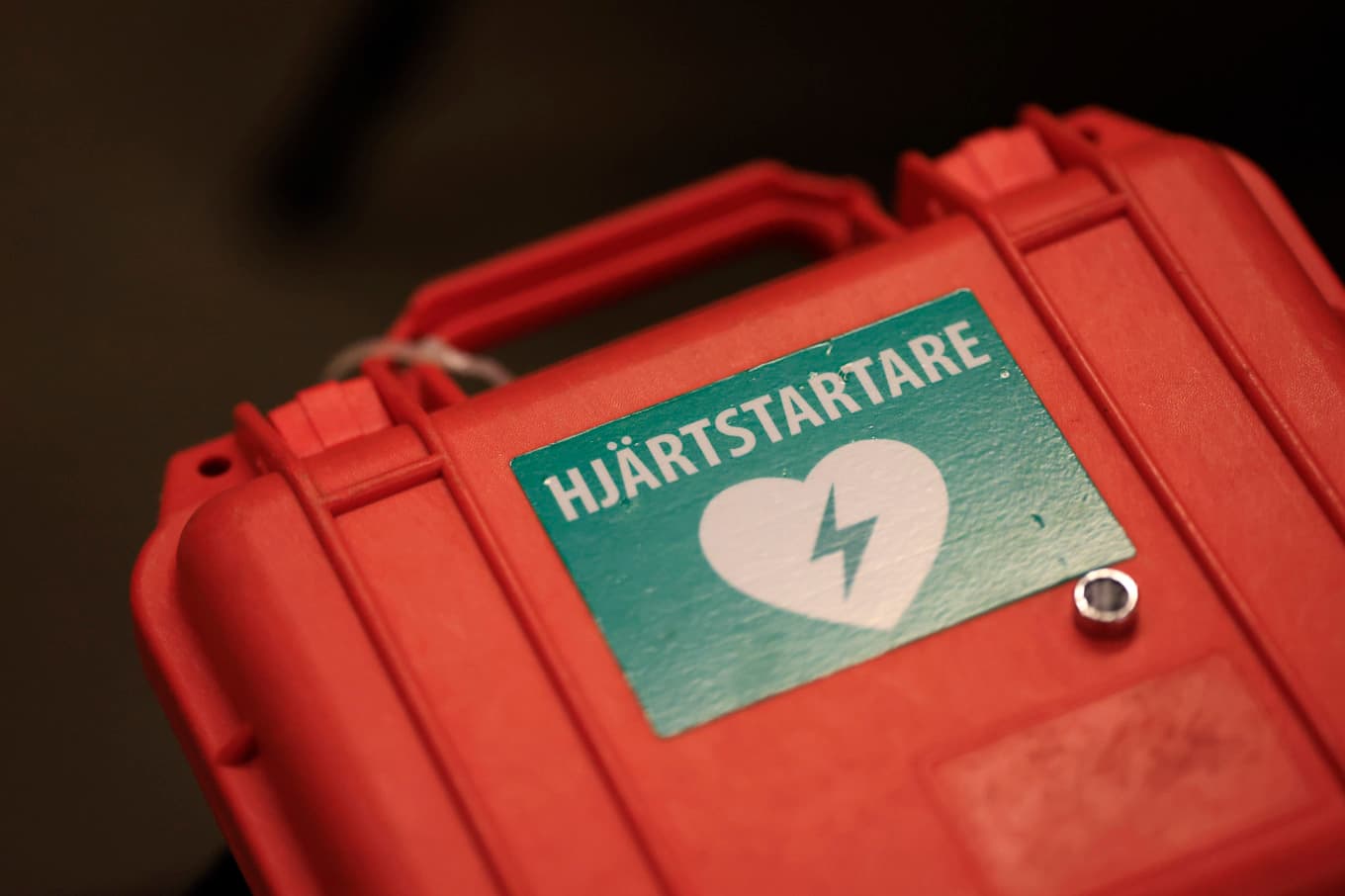 Från och med den här veckan kommer de som har 112-appen att kunna hitta sin närmaste hjärtstartare. Arkivbild. Foto: Andras Hillergren/TT