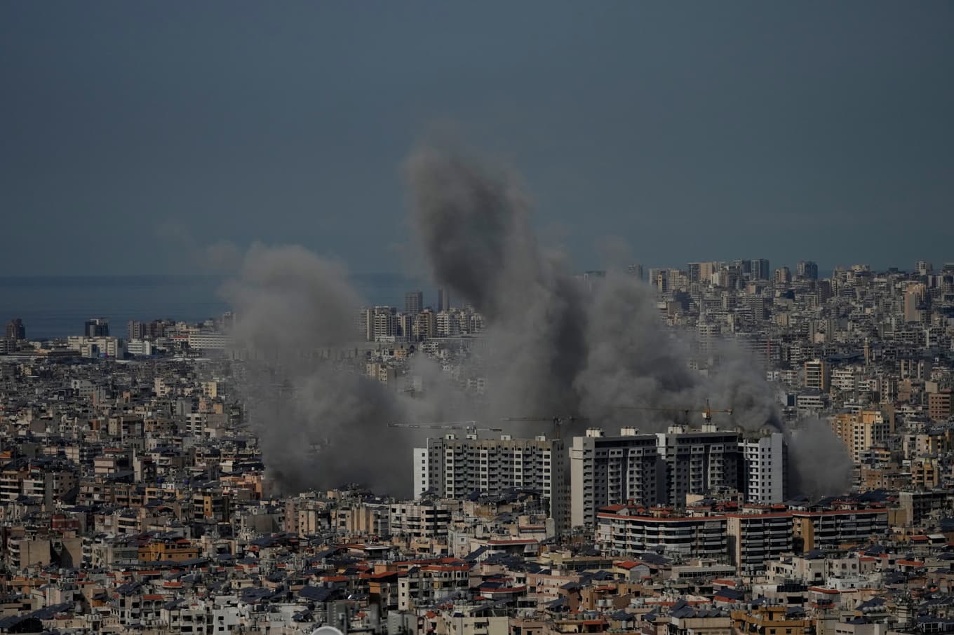 Rök från en attack mot Libanons huvudstad Beirut i mars. Foto: Hussein Malla  /AP/TT