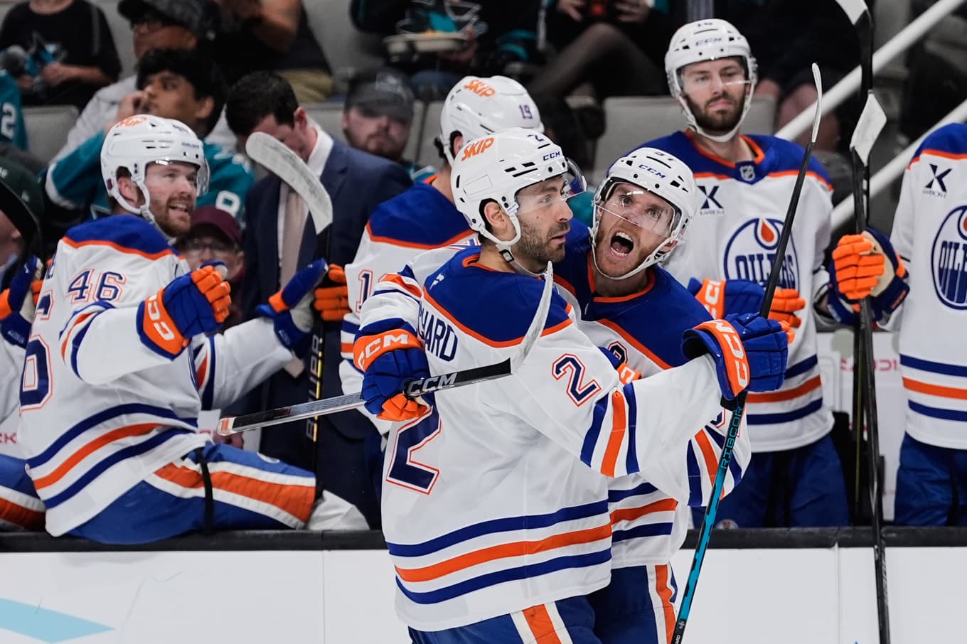 Edmontons Connor McDavid, höger, firar ett av sina tre mål i NHL-matchen mot San Jose tillsammans med lagkamraten Evan Bouchard. Foto: Godofredo A. Vásquez/AP/TT