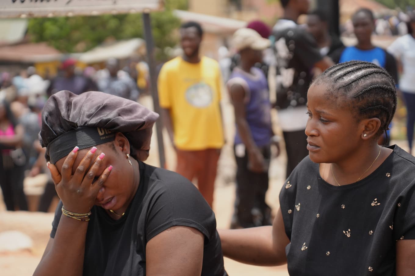 Sörjande människor efter en attack i Nigeria. Bild från 30 mars. Foto: Samson Omale/AP/TT