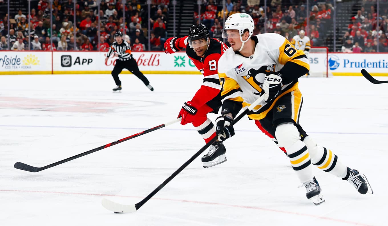 Rickard Rakell med pucken under matchen mot New Jersey. Foto: Noah K. Murray/AP/TT