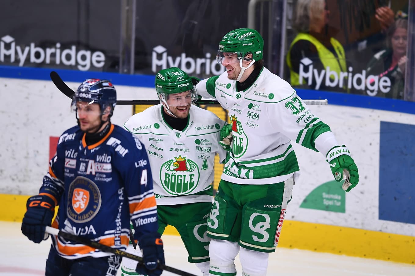 Rögles Albin Sundsvik (37) jublar med Leon Bristedt efter att has fullbordat sitt hattrick. Foto: Patric Söderström/TT