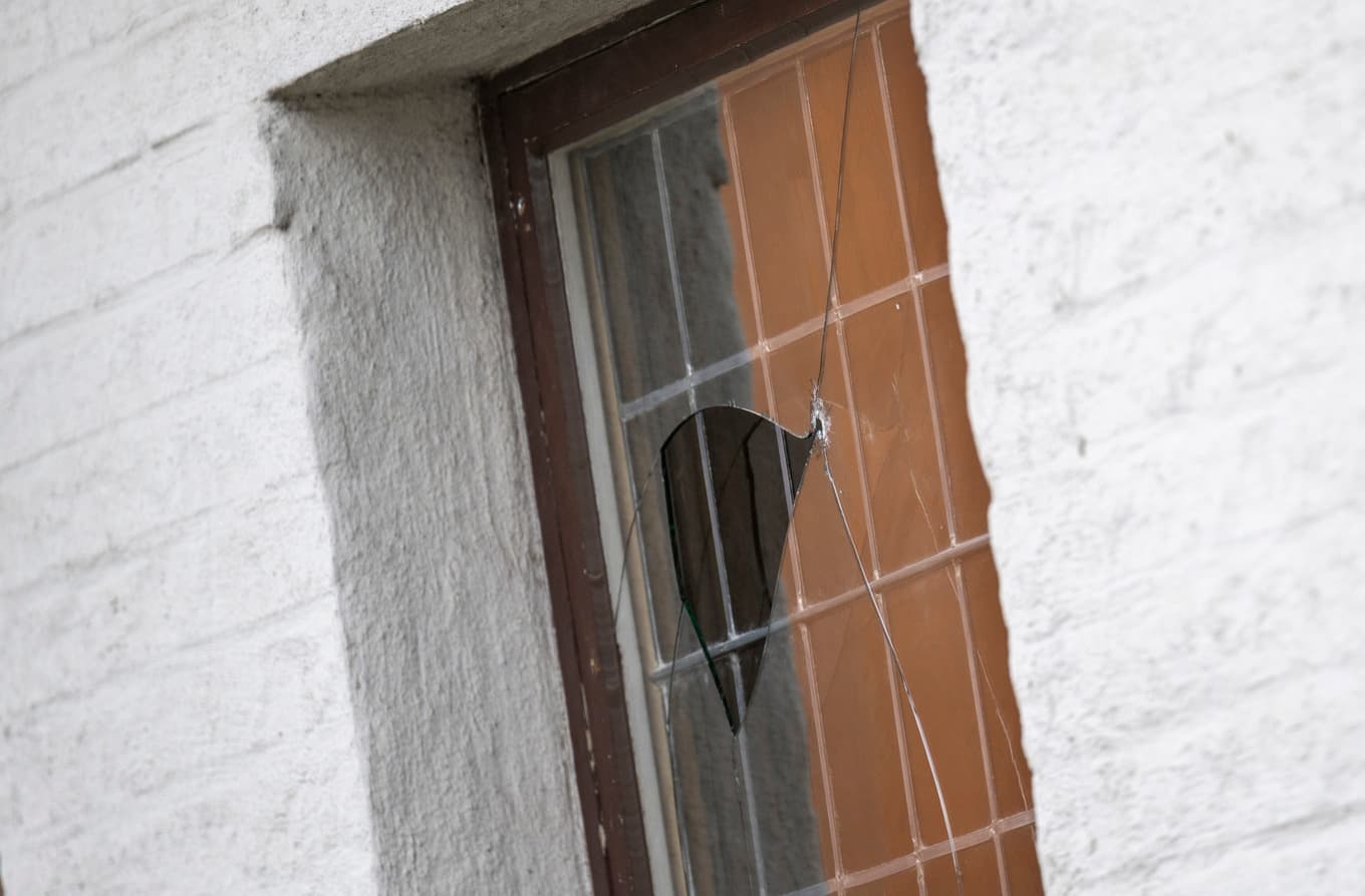 Punkterade däck, skadade fönster och splitterskador på fastigheter och bilar efter explosionen i Malmö. Foto: Johan Nilsson / TT