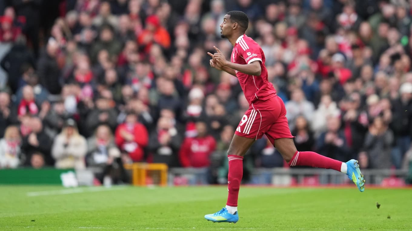 Liverpools Alexander Isak byts in i ligamötet med Fulham. Foto: Jon Super/AP/TT