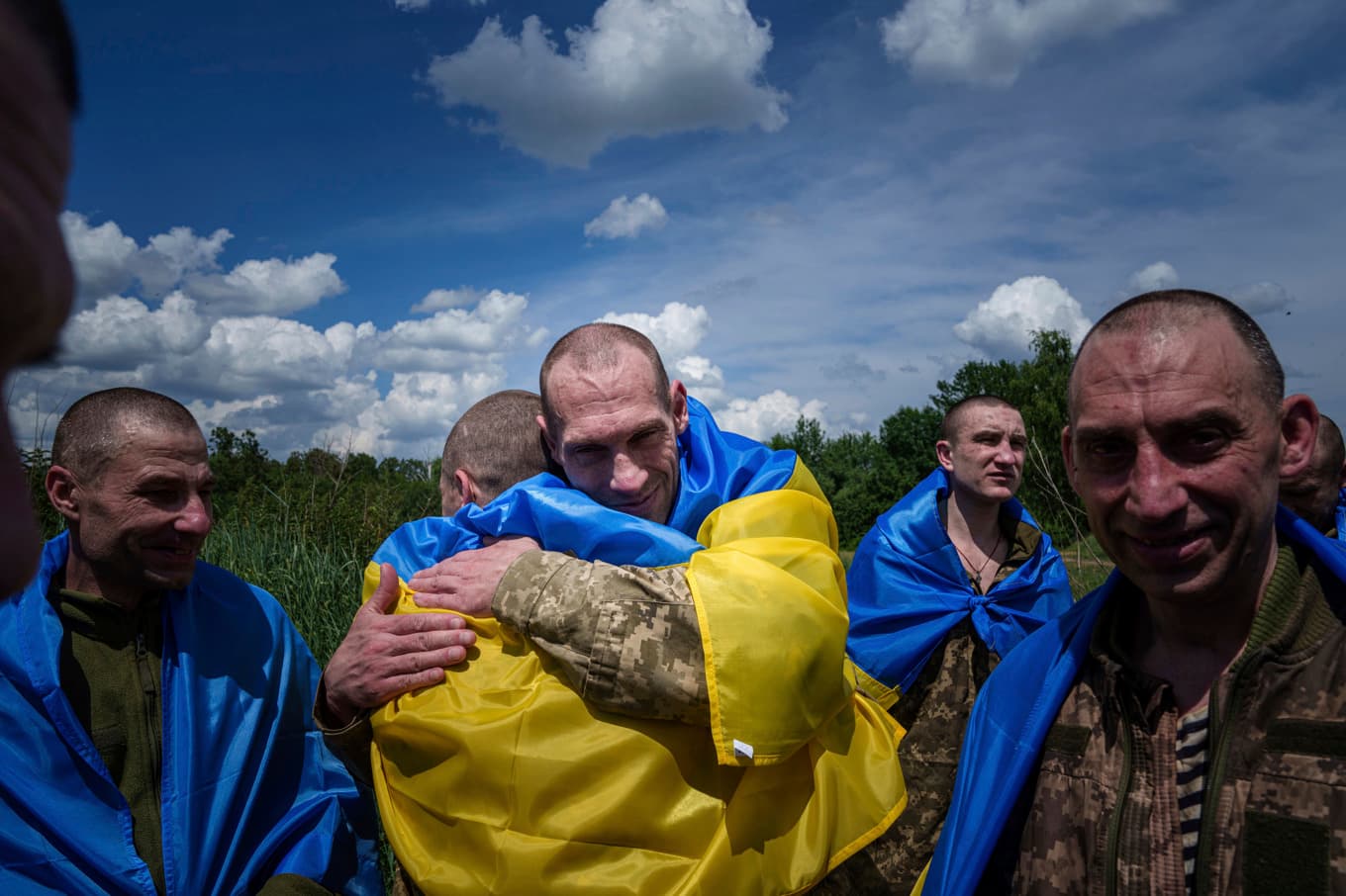 Ukrainska soldater efter en fångutväxling med Ryssland i maj 2024. Foto: Evgeniy Maloletka/AP/TT