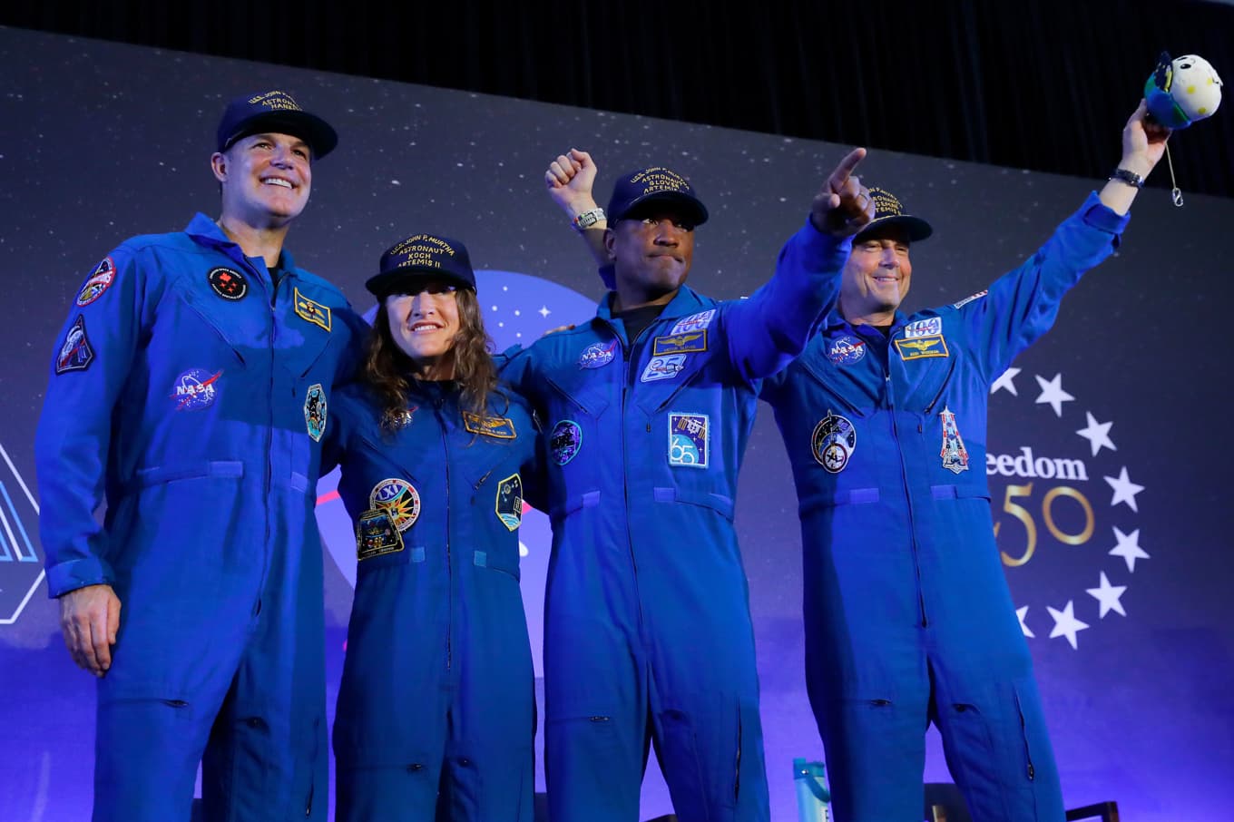 Astronauterna Jeremy Hansen, Christina Koch, Victor Glover och Reid Wiseman efter rymdfärden. Foto: Michael Wyke/AP/TT