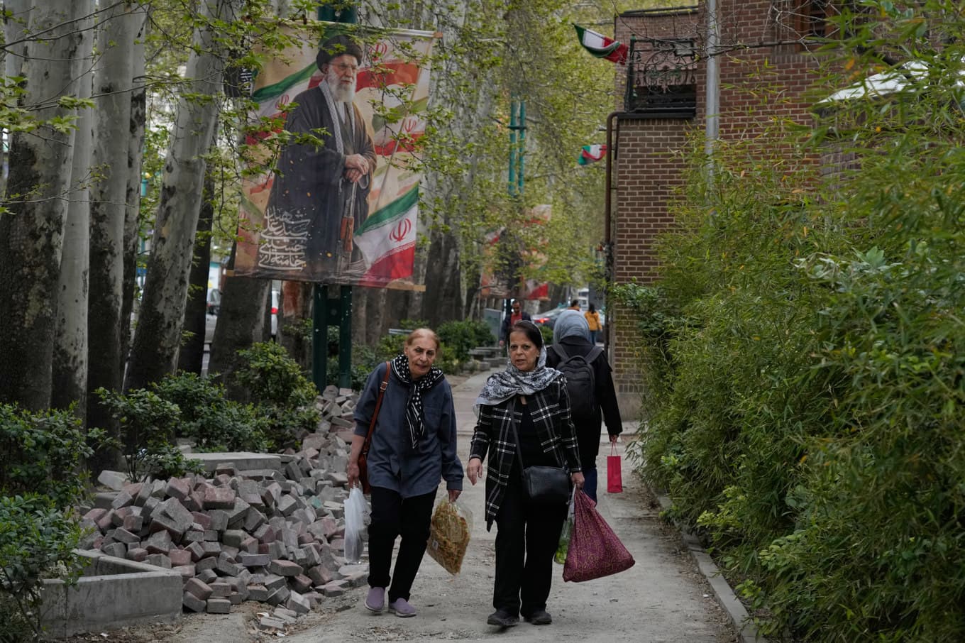 Två kvinnor promenerar i Teheran i början av april 2026. Arkivbild. Foto: Vahid Salemi/AP/TT