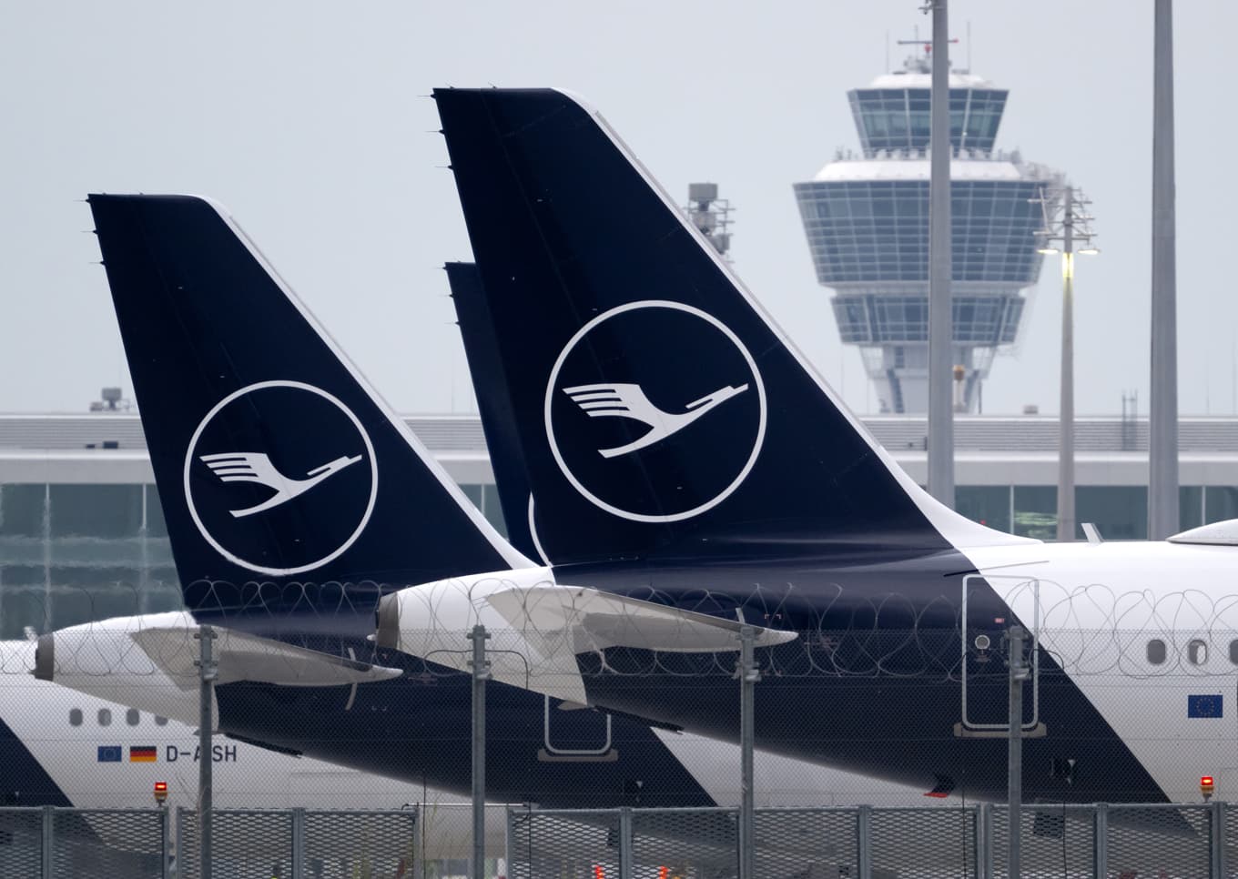 Flygplan tillhörandes Lufthansa står parkerade vid Münchens flygplats. Arkivbild. Foto: Sven Hoppe/AP/TT