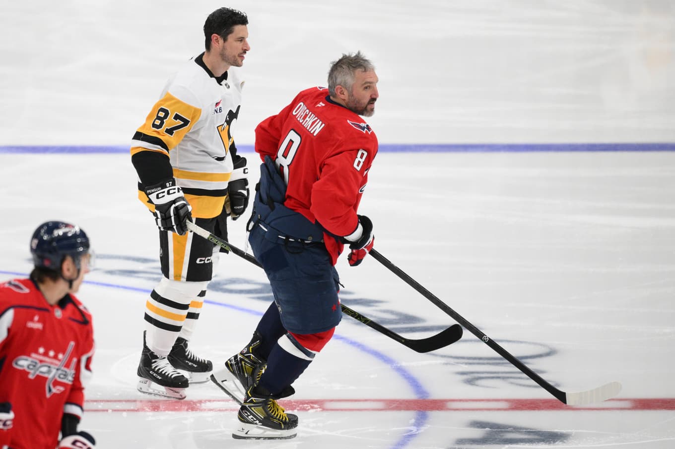 Pittsburghs Sidney Crosby (87) och Washingtons Alexander Ovetjkin. Foto: Nick Wass/AP/TT