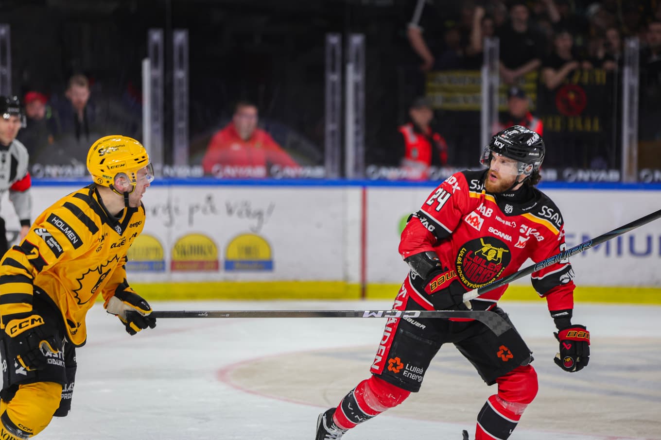 Luleås tvåmålsskytt Brendan Shinnimin, till höger, i kamp med Skellefteås Frans Haara. Foto: Pär Bäckström/TT
