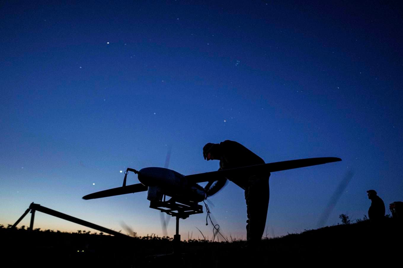 Drönare kan kontrolleras via AI eller via fjärrstyrning. På bilden förbereder en ukrainsk soldat en drönarflygning vid frontlinjen nära Pokrovsk i augusti i fjol. Foto: Evgeniy Maloletka/AP/TT
