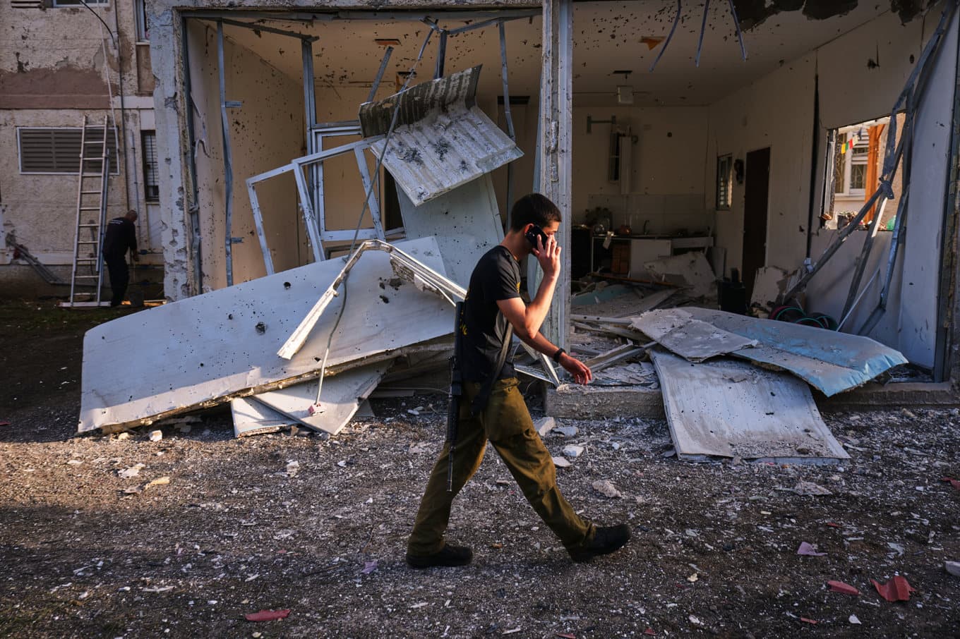 Bebyggelse i Nahariya i norra Israel som skjutits sönder i anfall från Libanon. Bilden togs i måndags. Foto: Ariel Schalit/AP/TT