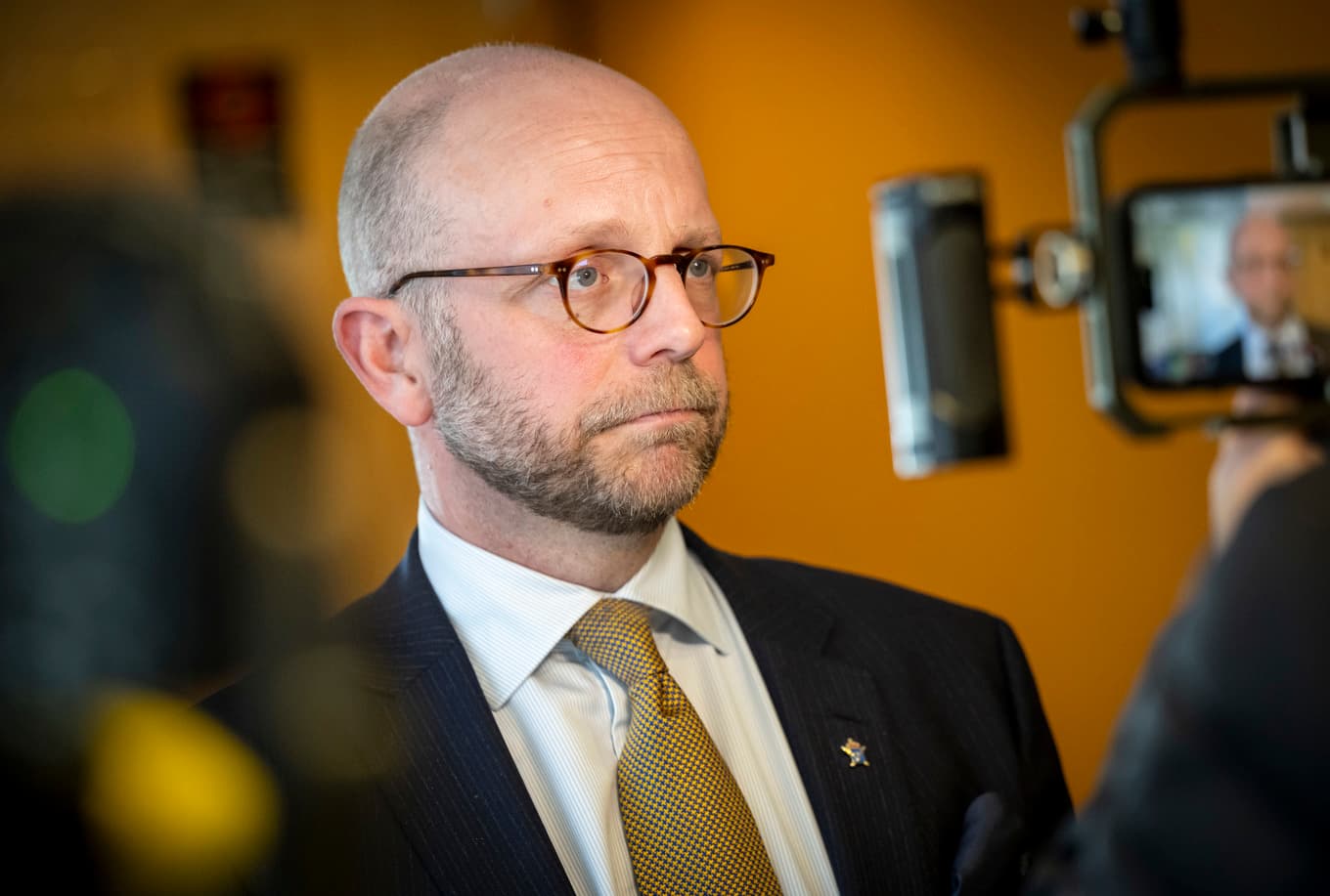 Henrik Olin, vice chefsåklagare på riksenheten för säkerhetsmål, intervjuas efter torsdagens häktningsförhandling vid Halmstads tingsrätt. Foto: Johan Nilsson/TT