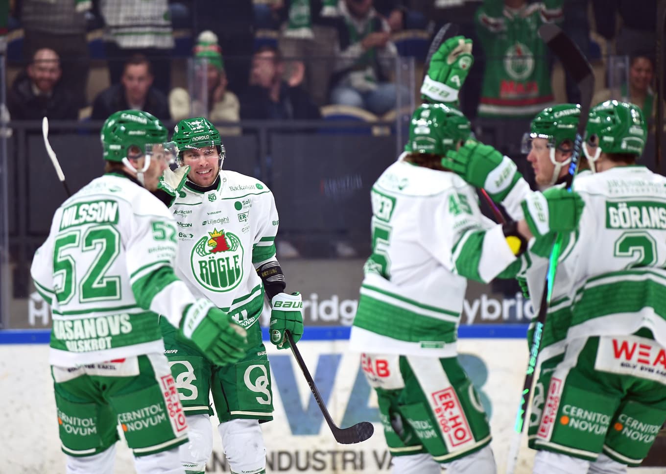 Röglespelare jublar efter 2–0-målet i semifinalen borta mot Växjö i SM-slutspelet. Foto: Patric Söderström/TT