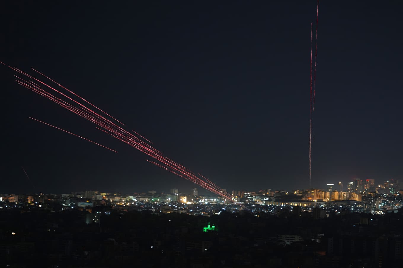 Lasersikten riktas upp mot himlen när vapenvilan firades in med skott i luften i Beirut. Foto: Hassan Ammar/AP/TT
