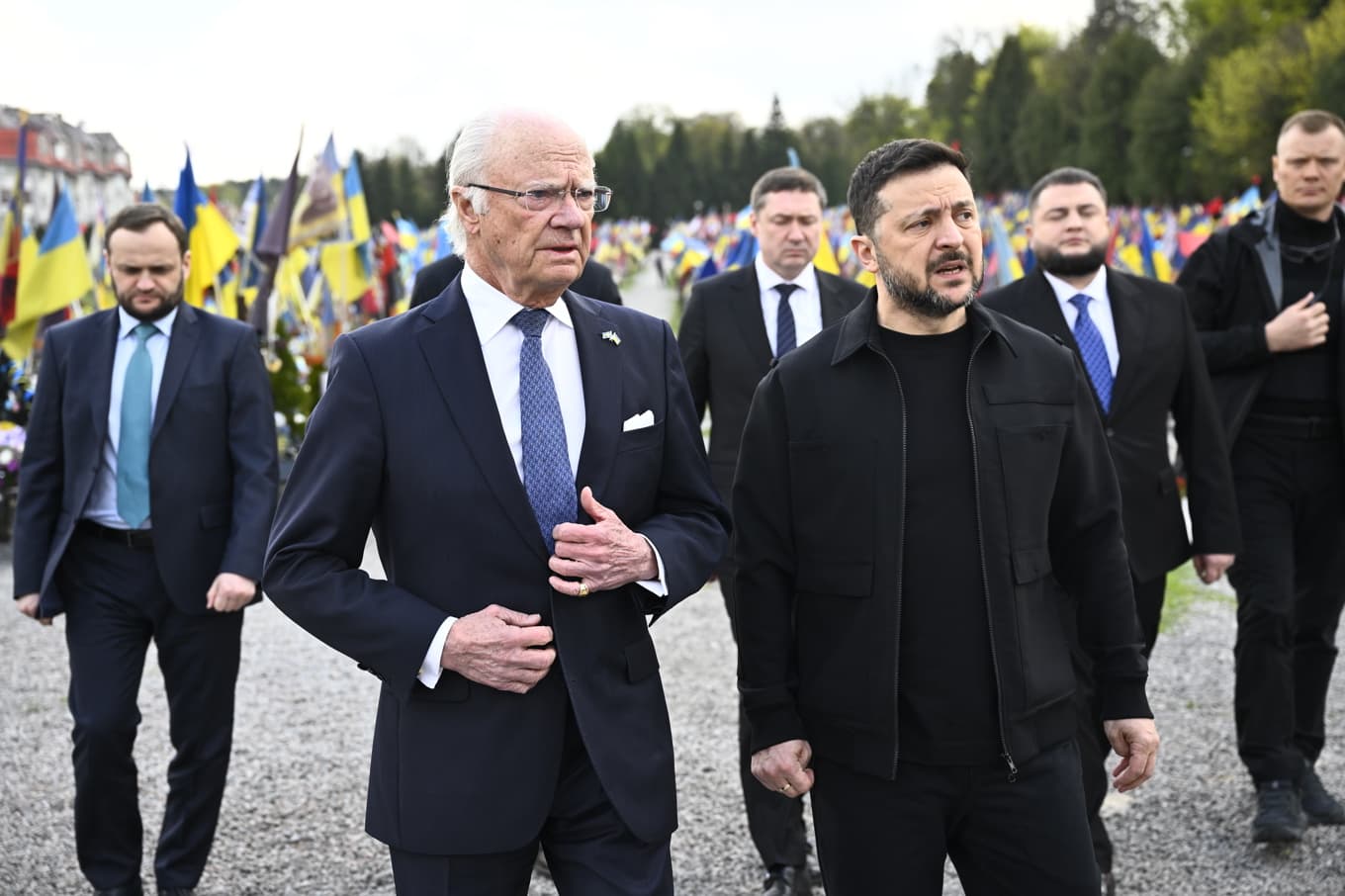 Sveriges kung Carl XVI Gustaf och Ukrainas president Volodymyr Zelenskyj vid en kransnedläggning i Lviv i västra Ukraina. Foto: Henrik Montgomery/TT
