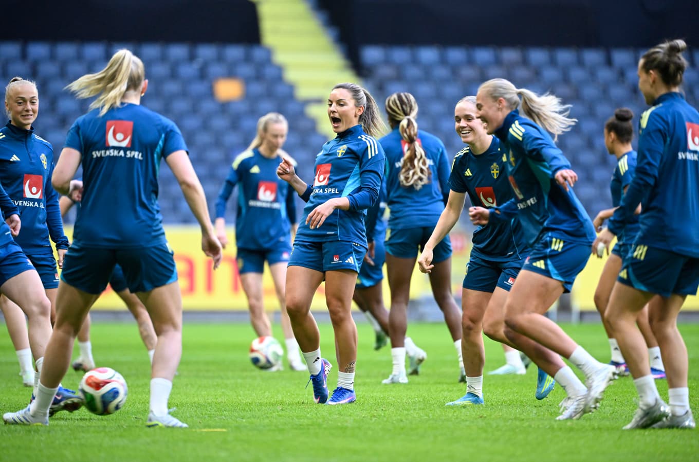 Johanna Rytting Kaneryd, i mitten, var på gott humör under fredagens träning på Strawberry arena i Solna, dagen före VM-kvalmatchen mot Serbien. Foto: Jessica Gow/TT