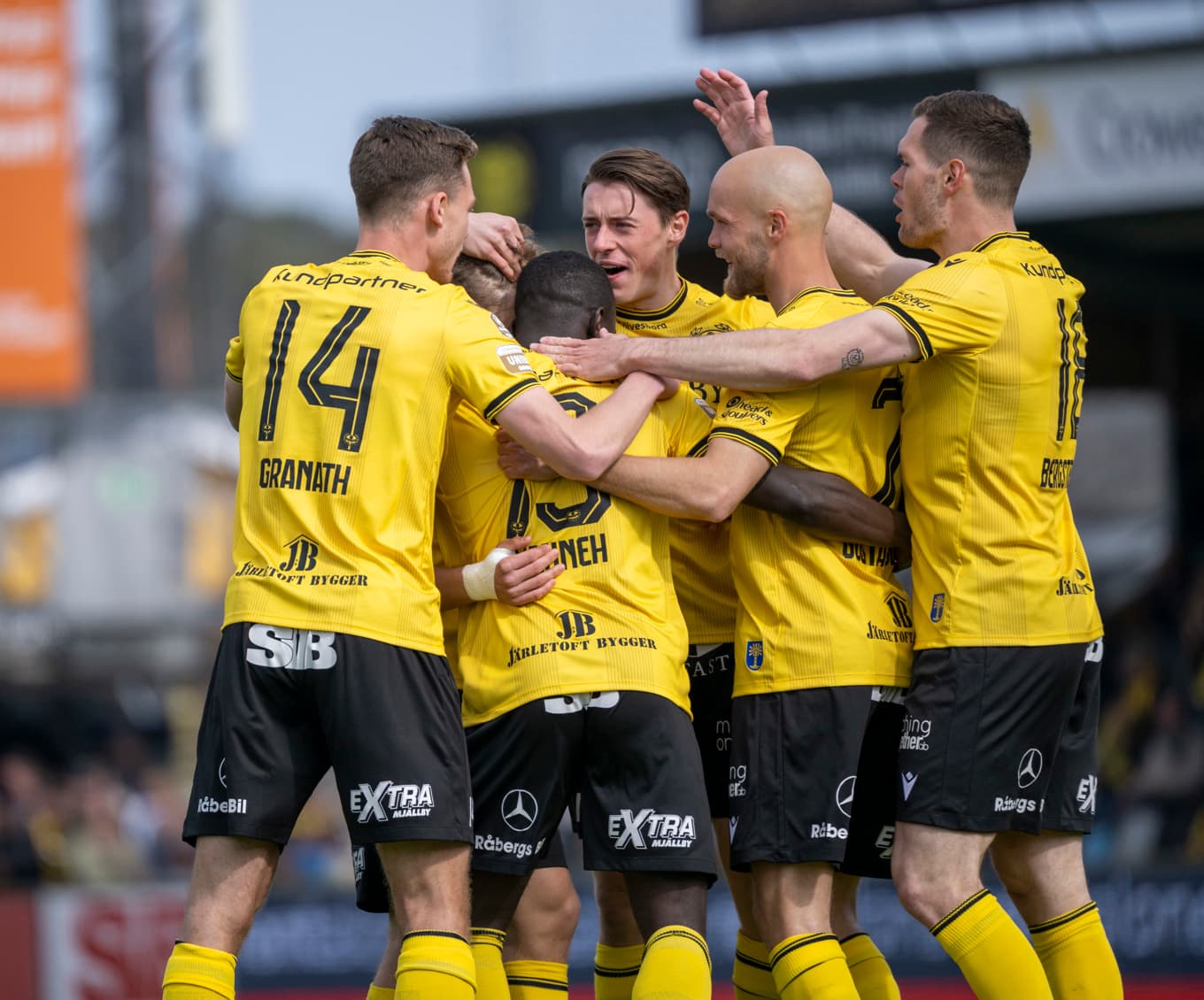 Mjällbyspelare jublar efter 1–0-målet hemma mot Brommapojkarna. Foto: Johan Nilsson/TT
