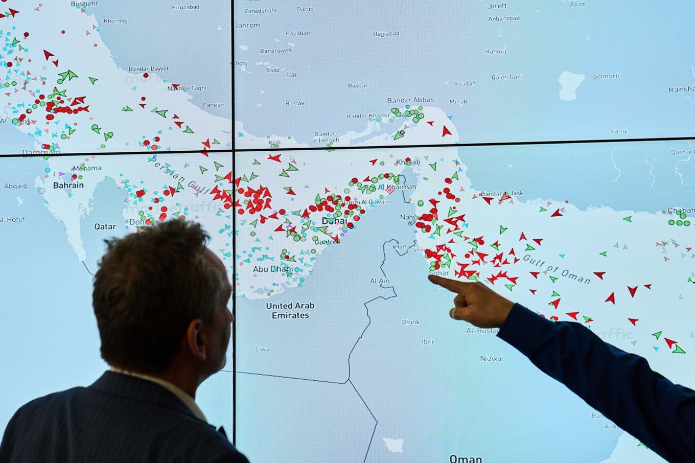Anställda på ett tyskt rederi följer sjötrafiken i Hormuzsundet på en skärm. Foto: Ebrahim Noroozi/AP/TT