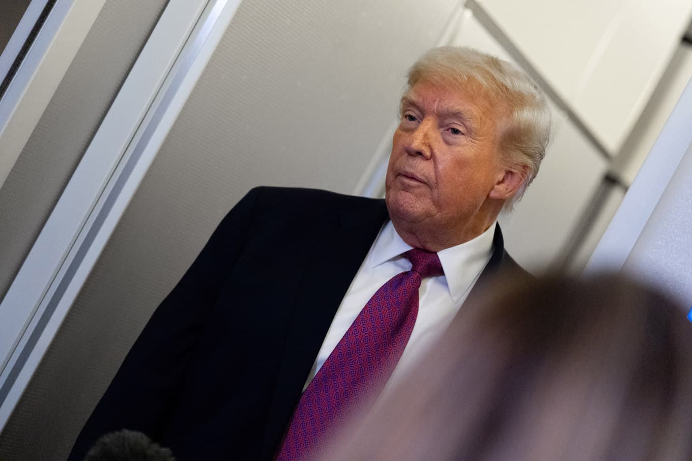 USA:s president Donald Trump mötte journalister på ämbetsplanet Air Force One på fredagen. Foto: Alex Brandon/AP/TT