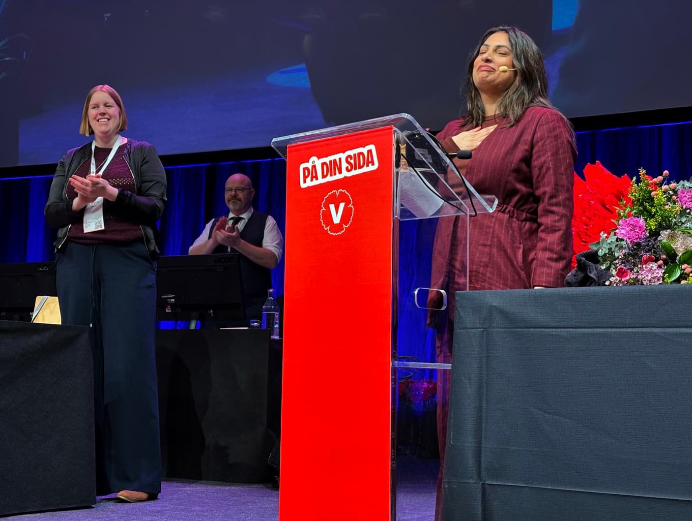 Nooshi Dadgostar efter att ha blivit omvald på V-kongressen i Örebro. Foto: Lars Larsson/TT