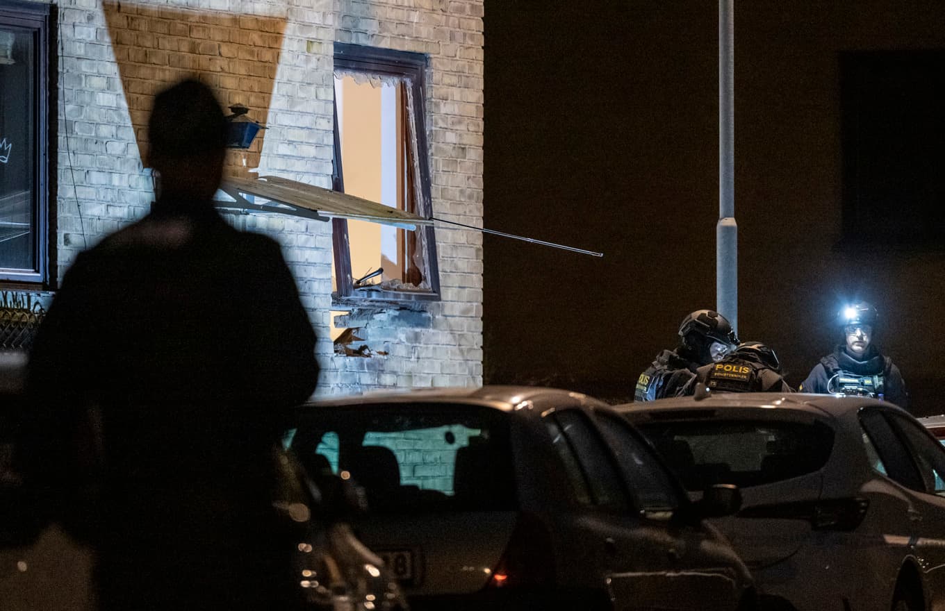 Skador på fasaden till ett flerfamiljshus i samband med en explosion natten mot söndagen. Foto: Johan Nilsson / TT