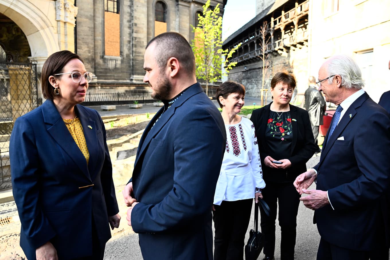 Utrikesminister Maria Malmer Stenergard (M) samtalar med Roma Mykhaltsov och kung Carl Gustaf med Lilja Malmas och Nina Knutas, alla tre från Gammelsvenskby, under besöket i Lviv, Ukraina, förra veckan. Foto: Henrik Montgomery/TT
