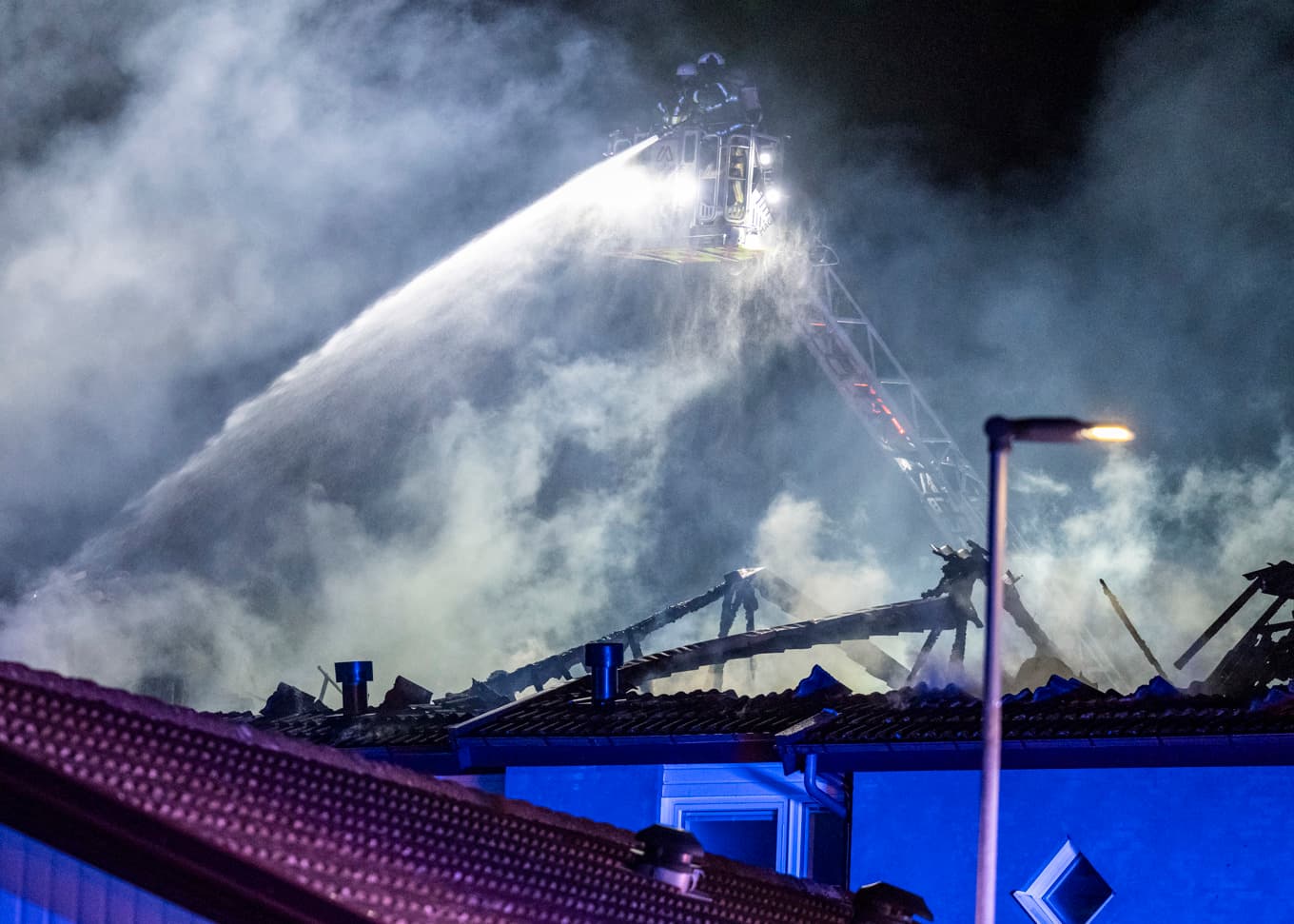 Räddningstjänsten bekämpar en brand i ett radhus i Hjärup mellan Lund och Malmö. Foto: Johan Nilsson/TT
