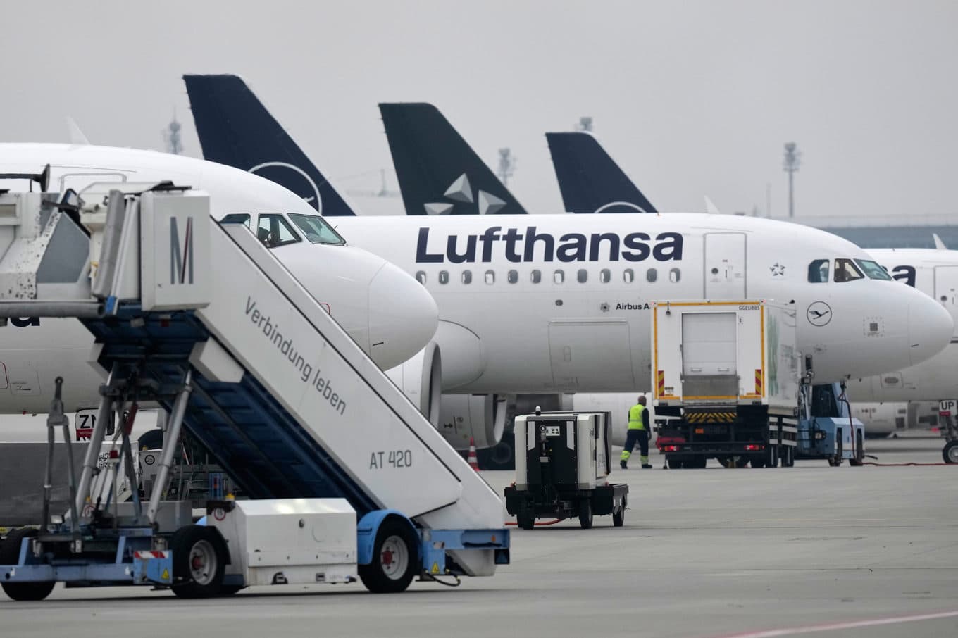 Lufthansa ställer in tusentals avgångar för att spara bränsle. Arkivbild. Foto: Matthias Schrader /AP/TT