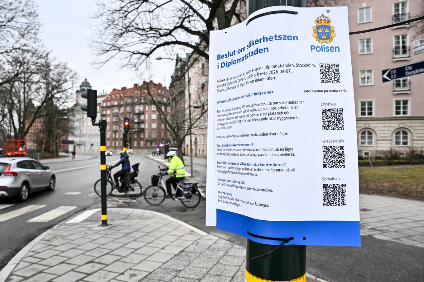 En skylt informerar om "Beslut om säkerhetszon i Diplomatstaden" på Östermalm. Foto: Fredrik Sandberg/TT