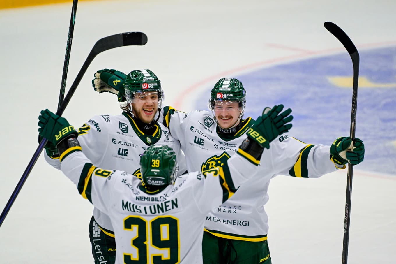 Björklöven firar ett av de sju målen som bar till SHL. Foto: Tommy Pedersen/TT
